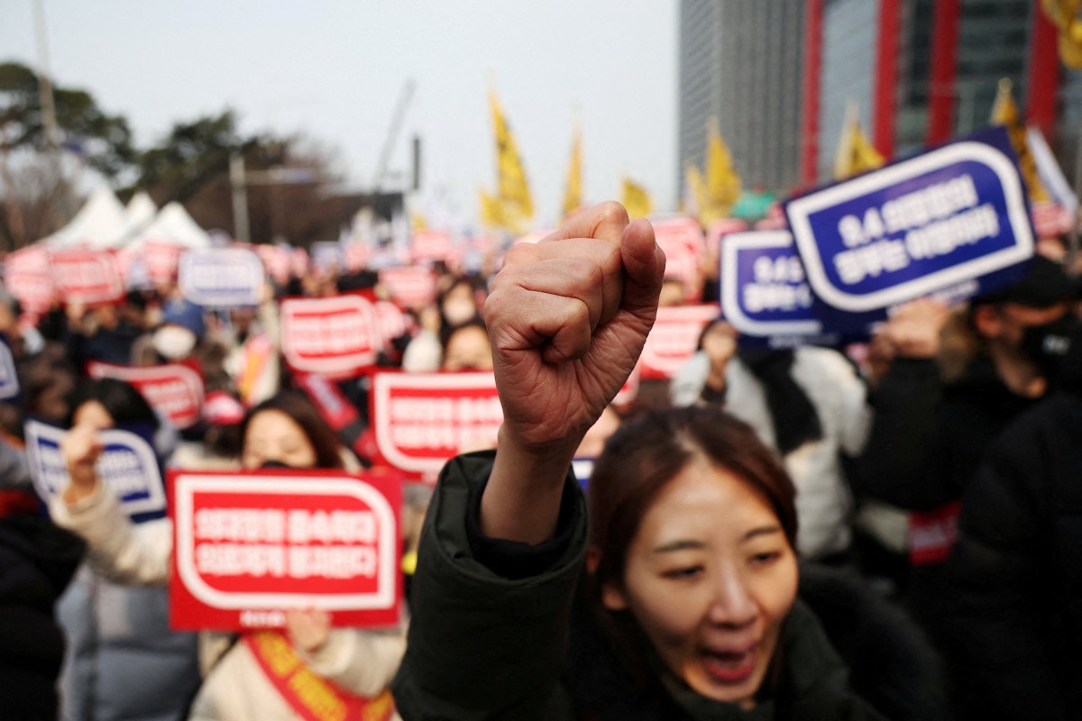 Doctors in Seoul chant slogans during a rally on March 3 to protest against government plans to increase medical school admissions. Photo: Reuters