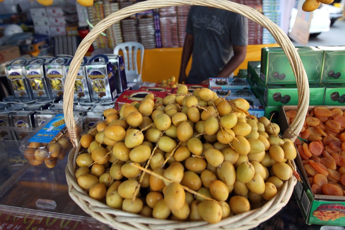 A Kuala Lumpur vendor displays a variety of dates ahead of the Muslim fasting month of Ramadan, on July 31, 2011. Photo: AFP 