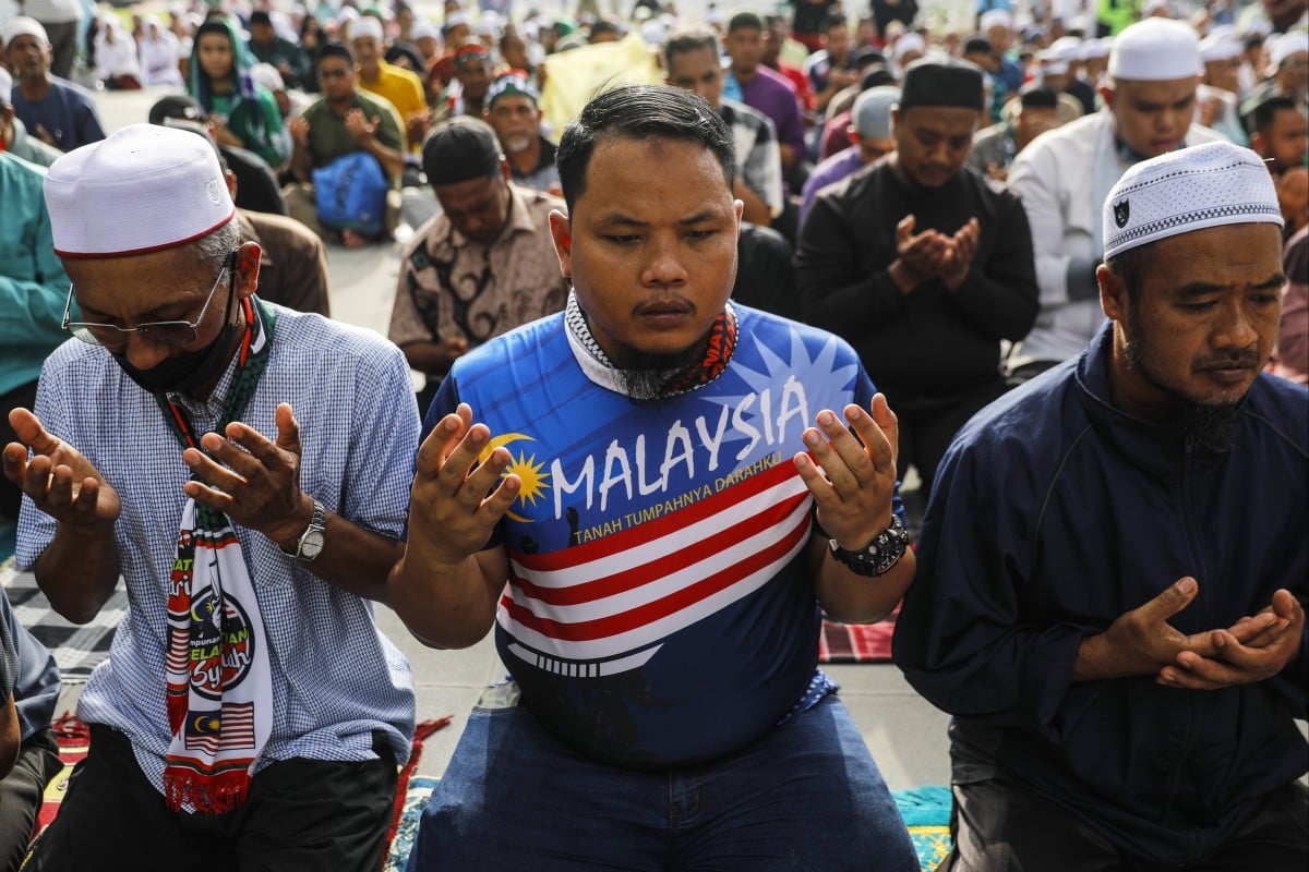 Malaysian Muslims praying outside the Federal Court in Putrajaya on February 9, 2024 ahead of a verdict in a case. Photo: EPA-EFE