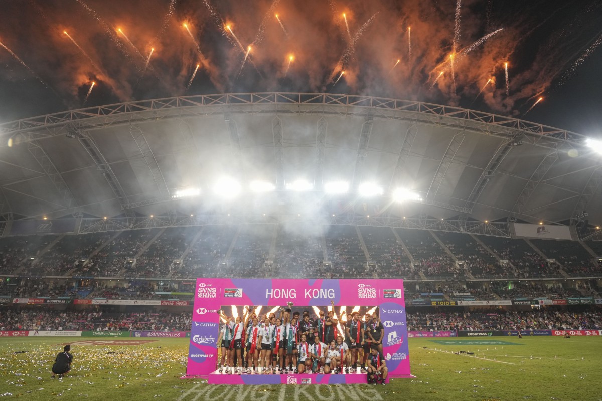 New Zealand’s men and women celebrate winning their respective competitions at the Cathay/HSBC Hong Kong Sevens. Photo: Sam Tsang