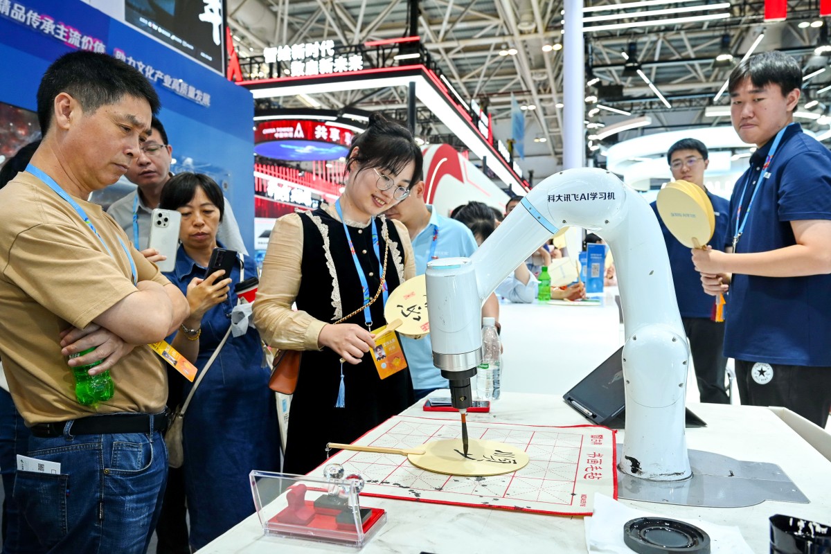 Engenheiros trabalhando em um laboratório com monitores mostrando código e gráficos de Inteligência Artificial, simbolizando a inovação em Guangdong, China.