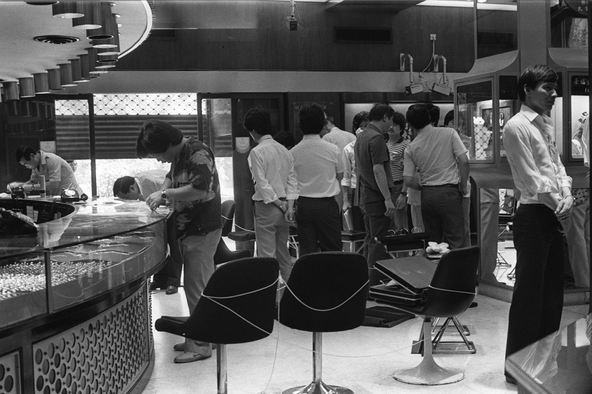 Police investigate at the King Fook Gold and Jewellery Company in Nathan Road in Tsim Sha Shui, Hong Kong, in 1983, after a robbery in which two security guards were killed. Photo: SCMP