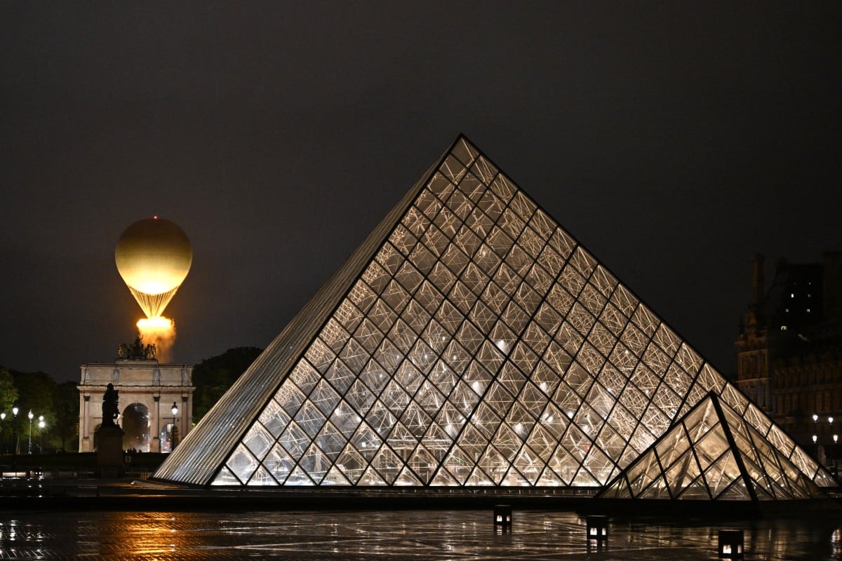 The cauldron, with the Olympic flame lit, lifts off while attached to a balloon, as the opening ceremony of the Paris Olympics draws to a close. Photo: AFP