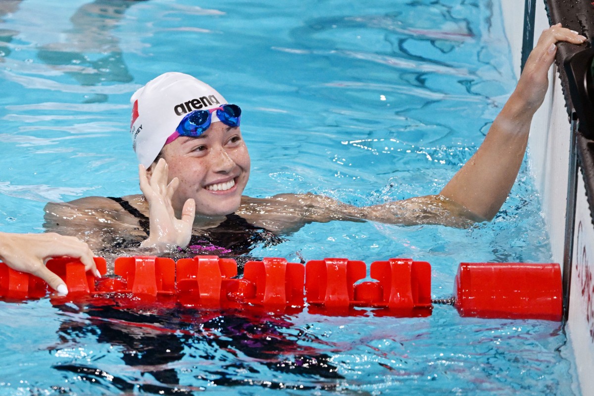 Siobhan Haughey waves after winning her semi-final of the 100m freestyle in Paris. Photo: Xinhua