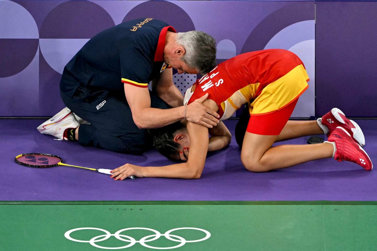 人気定番の He China's praised Olympic on flag Spanish holding for サッカー