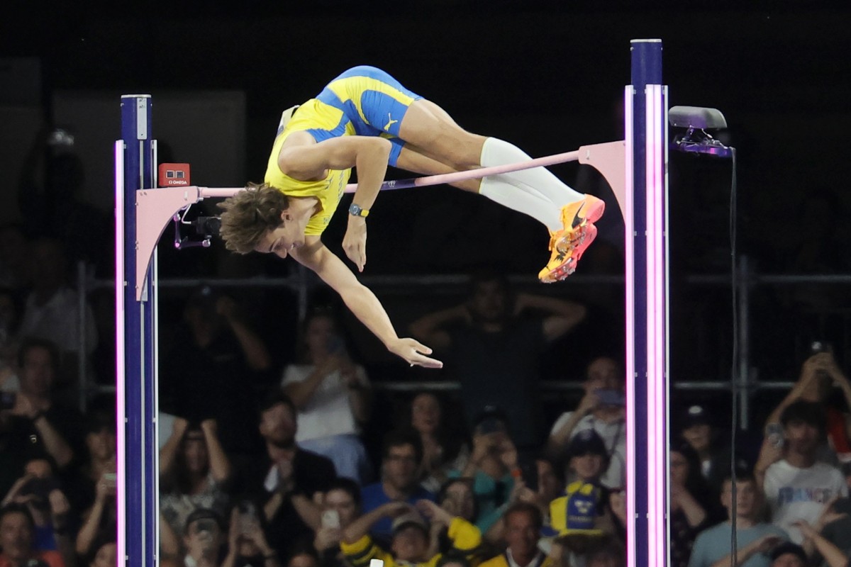 Mondo Duplantis of Sweden clears the bar at 6.25m to set a new world record in the men’s pole vault. Photo: EPA-EFE