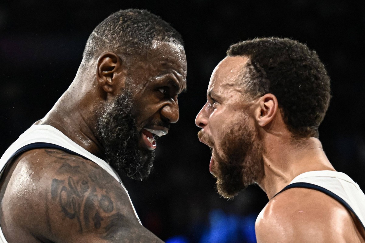 LeBron James (left) celebrates with Stephen Curry after the US’ comeback win over Serbia in their basketball semi-final. Photo: AFP