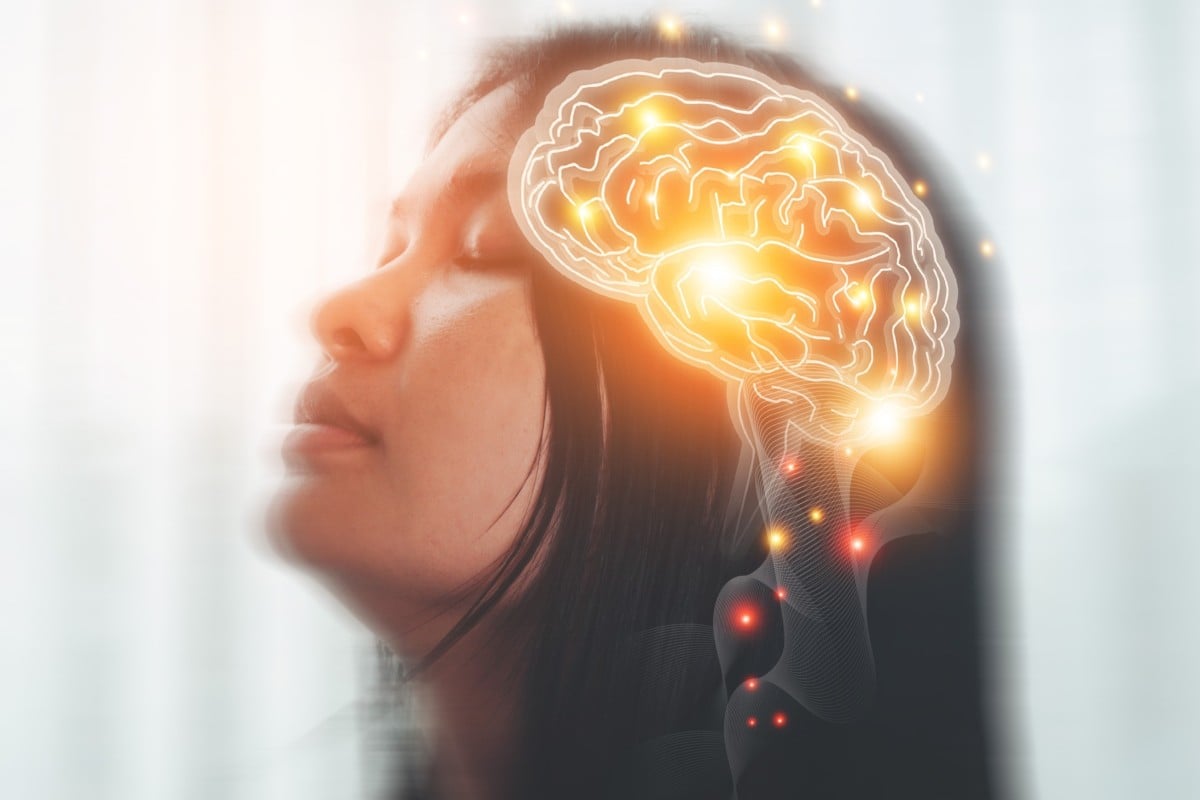 Una mujer de perfil con los ojos cerrados, mientras sobre su cabeza se visualiza una representación digital de un cerebro iluminado con puntos brillantes. Estos puntos parecen simbolizar la actividad cerebral, destacando conexiones neuronales o procesos internos. La luz suave y el fondo difuso aportan una sensación de calma y enfoque en el cerebro, sugiriendo una temática relacionada con la neurología o la salud cerebral. Una mujer de perfil con los ojos cerrados, mientras sobre su cabeza se visualiza una representación digital de un cerebro iluminado con puntos brillantes. Estos puntos parecen simbolizar la actividad cerebral, destacando conexiones neuronales o procesos internos. La luz suave y el fondo difuso aportan una sensación de calma y enfoque en el cerebro, sugiriendo una temática relacionada con la neurología o la salud cerebral.