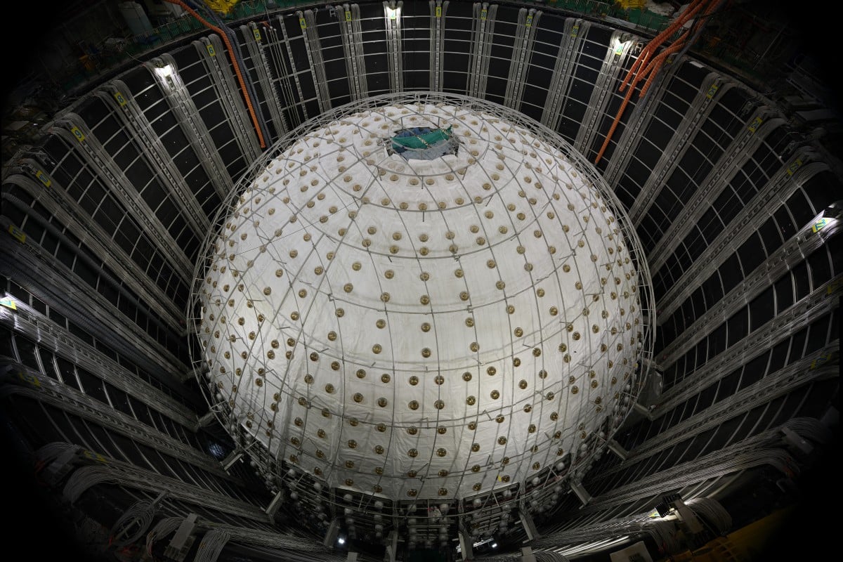 El detector Juno en posición en el Observatorio Subterráneo de Neutrinos de Jiangmen, provincia de Guangdong. Fotografía: Xinhua El detector Juno en posición en el Observatorio Subterráneo de Neutrinos de Jiangmen, provincia de Guangdong. Fotografía: Xinhua