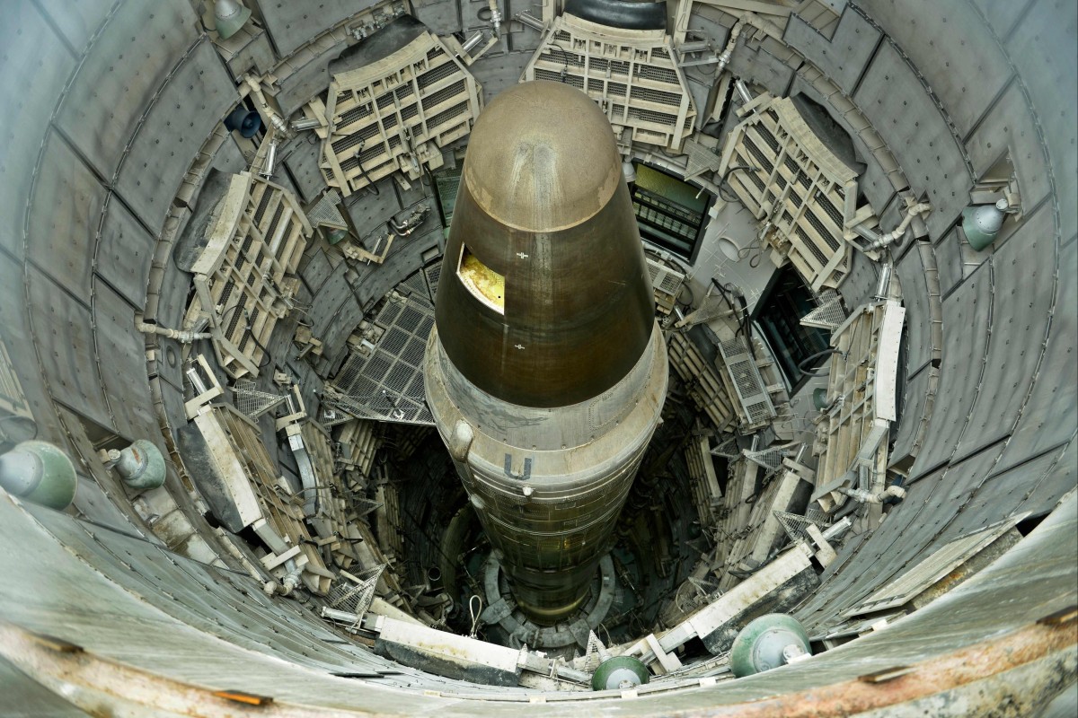 Un missile balistique intercontinental nucléaire Titan II désactivé est exposé dans un silo du Titan Missile Museum de Green Valley, en Arizona. Ce musée a pour vocation de sensibiliser les visiteurs à la Guerre froide et à la contribution du missile Titan II à la dissuasion nucléaire