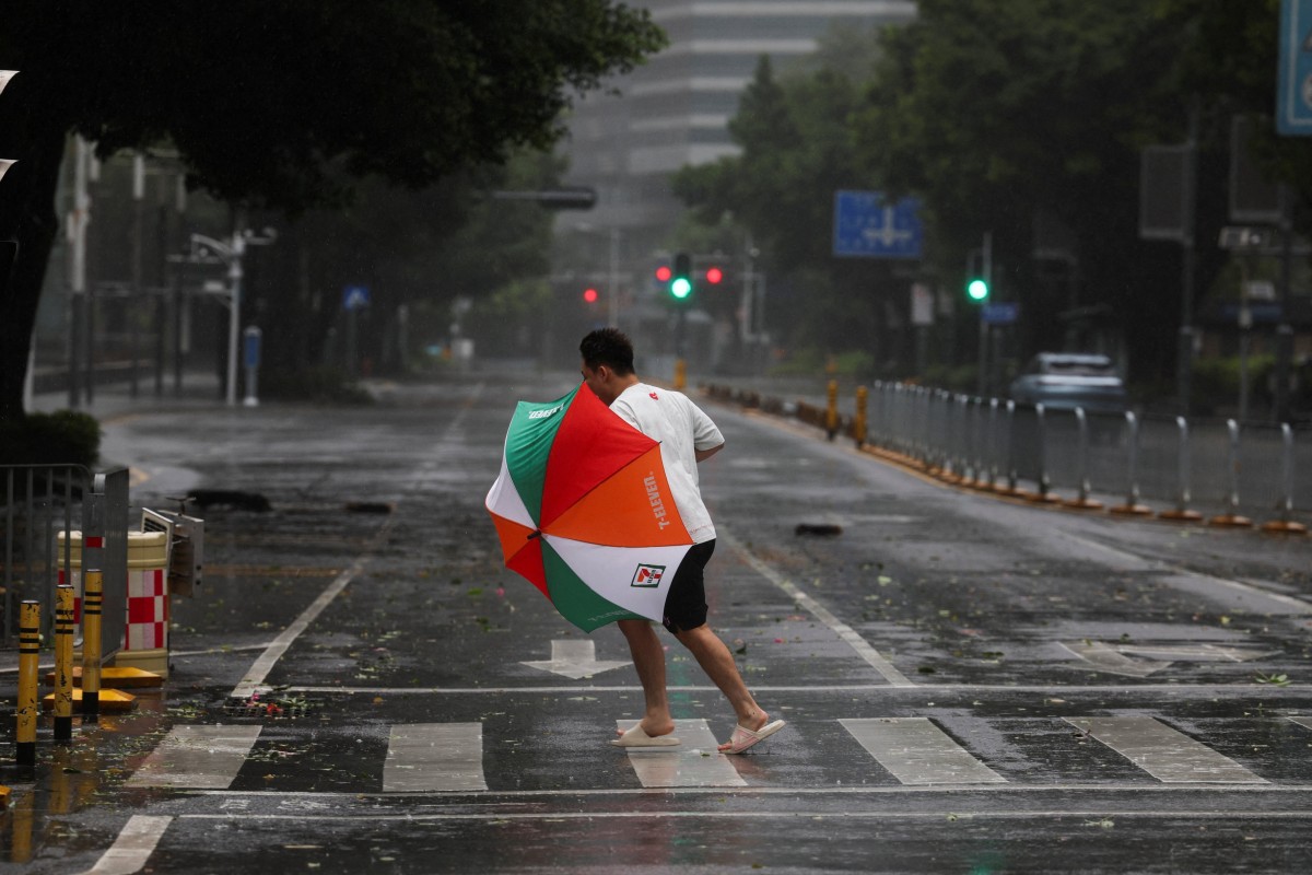 A person braves strong wind and rain as Super Typhoon Ragasa approaches in Shenzhen, Guangdong Province on Wednesday. Photo: Reuters