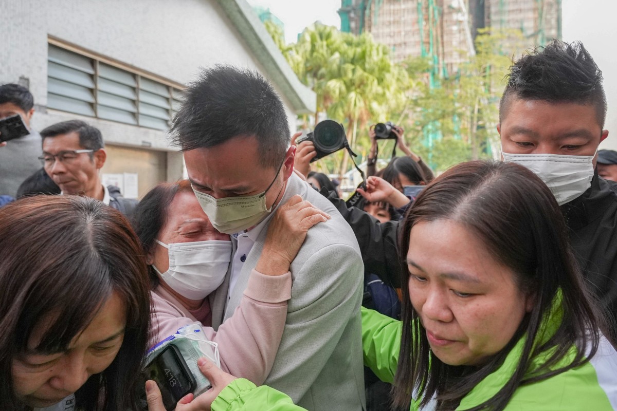 Người thân đang nhận dạng người thân đã khuất của mình. Ảnh: Sam Tsang