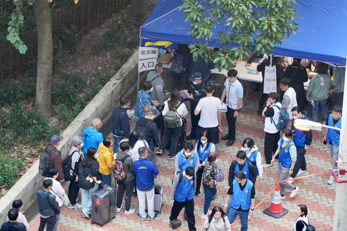 Wang Chi Court residents get their belongings. Photo: Sam Tsang