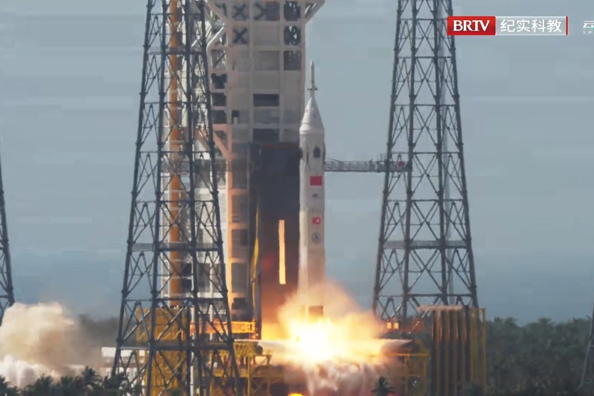 China's Lunar Rocket Test Paves Way for 2030 Crewed Landings