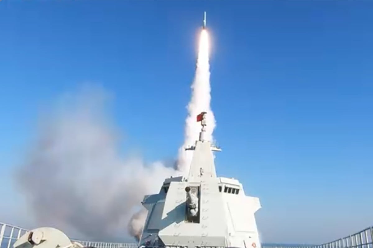Un destroyer chinois de type 055 tire un missile hypersonique YJ-20 aux Philippines pendant l'exercice Balikatan 2026 : un avertissement direct à la puissance des porte-avions américains ?