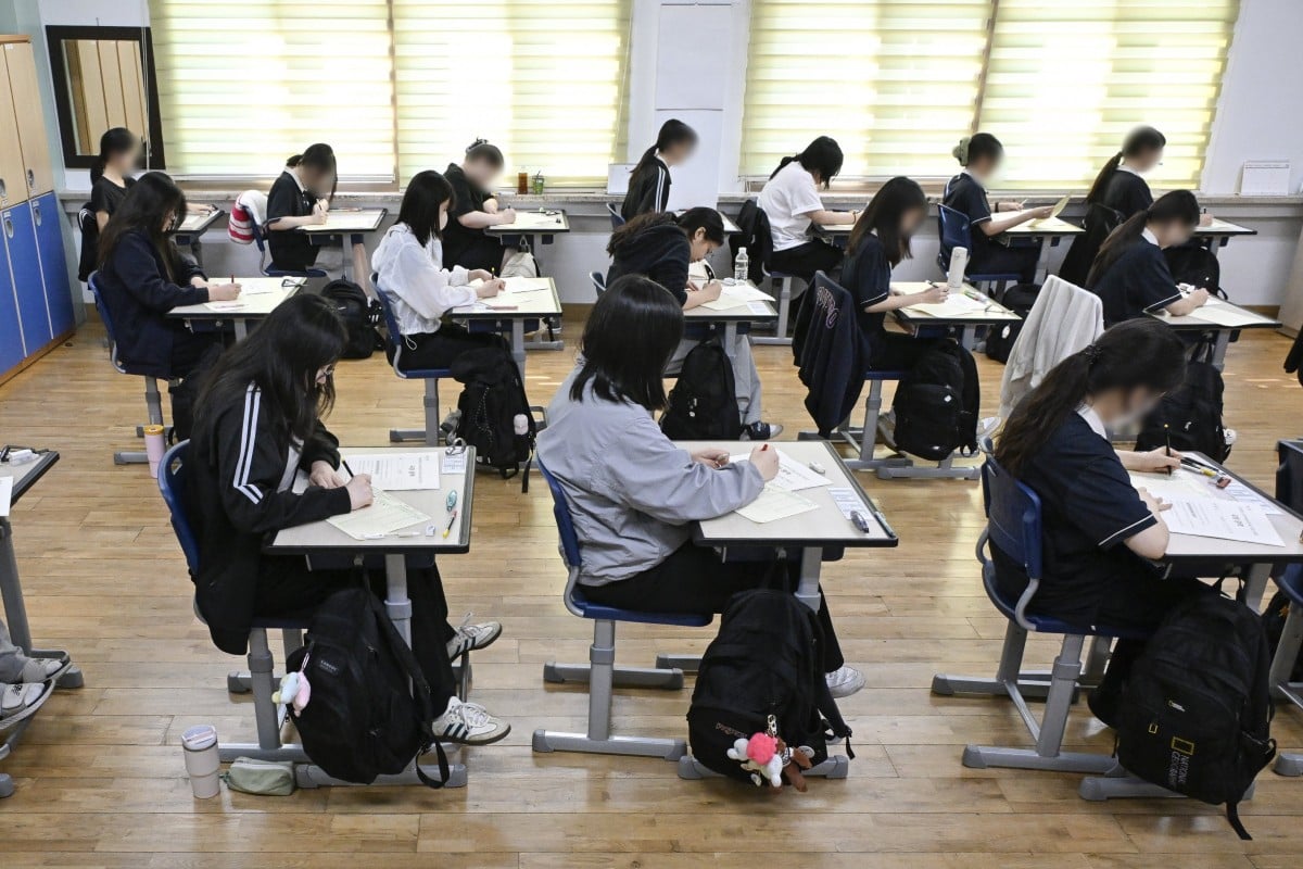South Korea, magpapahamtang hin mas mabug-at nga sirot ha mga estudyante nga nagamit hin Smart Glasses ha panlimbong ha exam