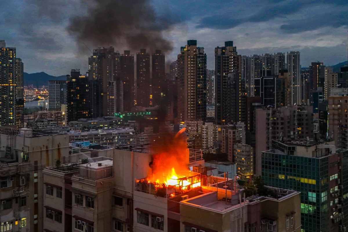 香港旺角住宅樓頂起火，消防員灌救中