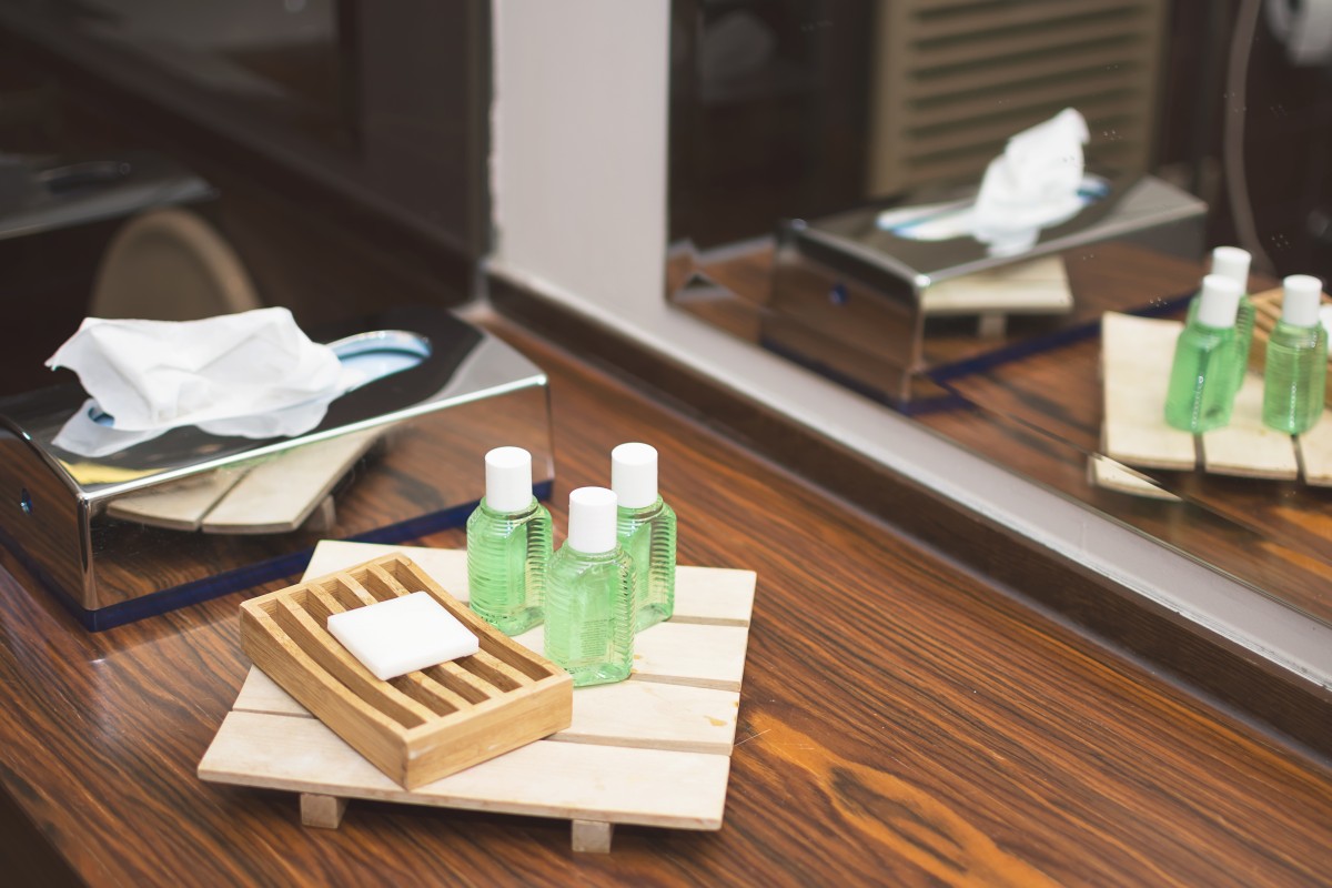 Chinese And American Tourists Admit To Stealing From Hotel - 