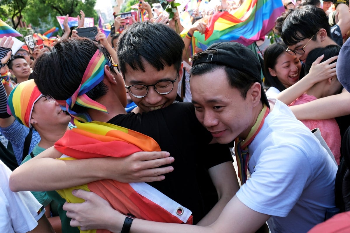 Taiwan lawmakers vote to legalise same-sex marriage ...