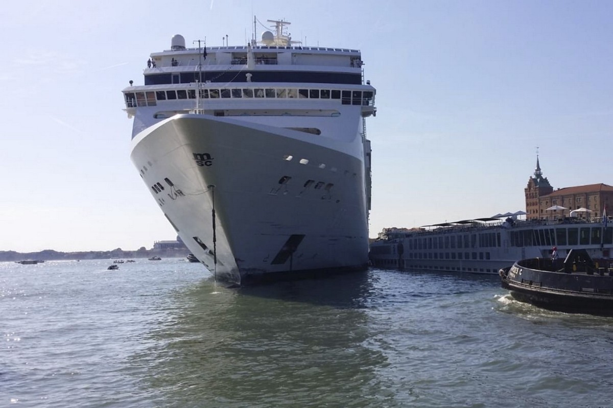 Cruise Ship Slams Into Venice Wharf Sending Tourists Fleeing South China Morning Post