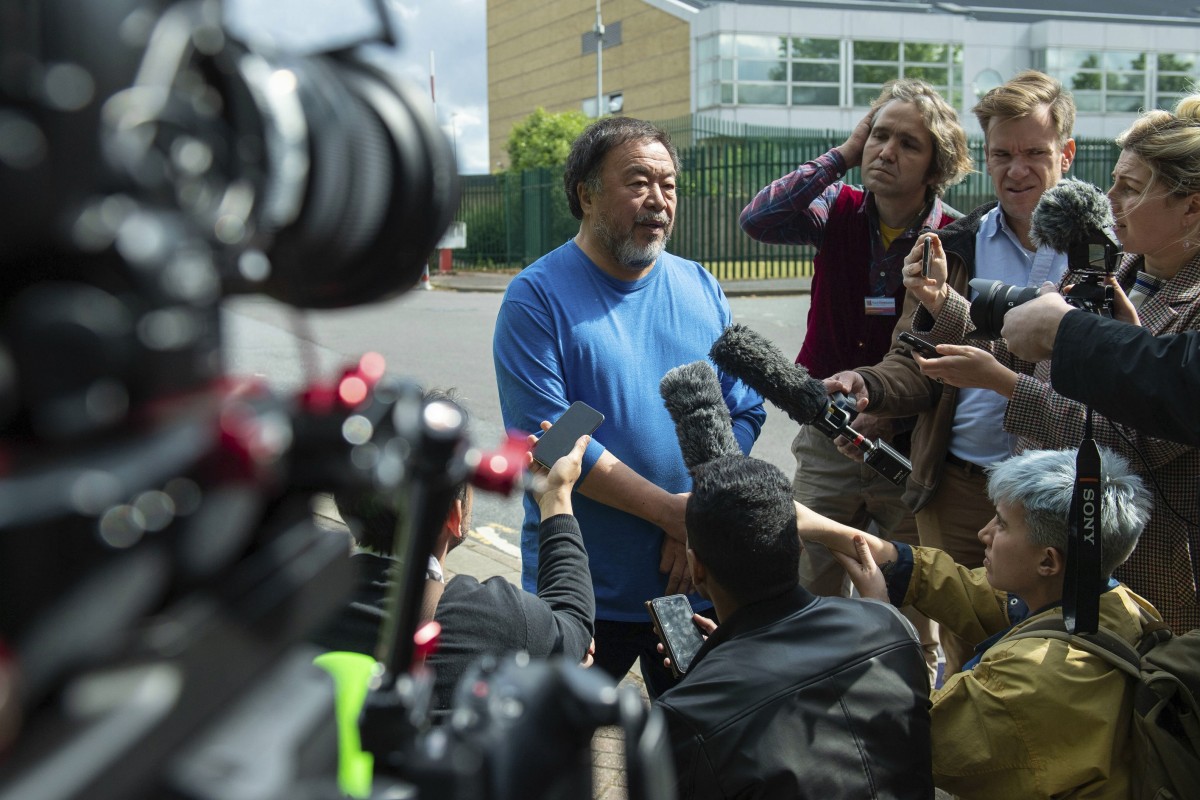 Chinese dissident artist Ai Weiwei visits Julian Assange in ... - 