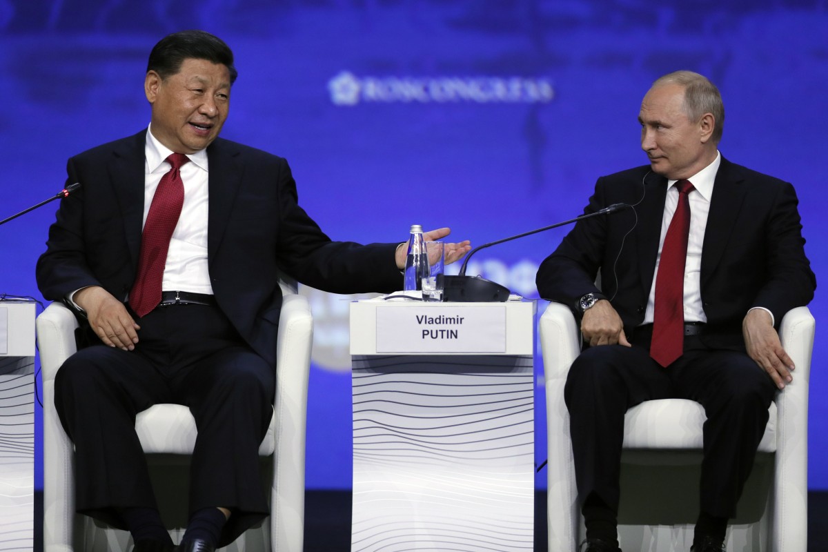 Chiński prezydent Xi Jinping (z lewej) z rosyjskim prezydentem Władimirem Putinem w Międzynarodowym Forum Ekonomicznym w Petersburgu, Rosja, 7 czerwca. Zdjęcie: EPA-EFE