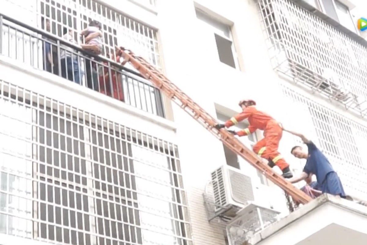 Chinese Girl 5 Saved By Railings After Plunging From Fifth - 