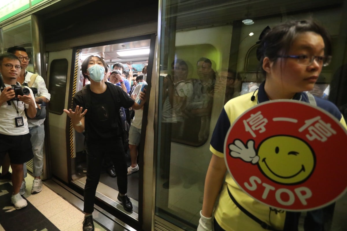Αποτέλεσμα εικόνας για Travel chaos in Hong Kong, protestors disrupt traffic and public transport