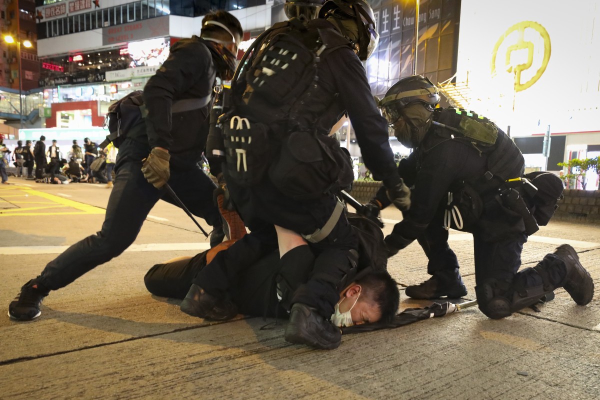 protester pressed down by policeçš„åœ–ç‰‡æœå°‹çµæžœ