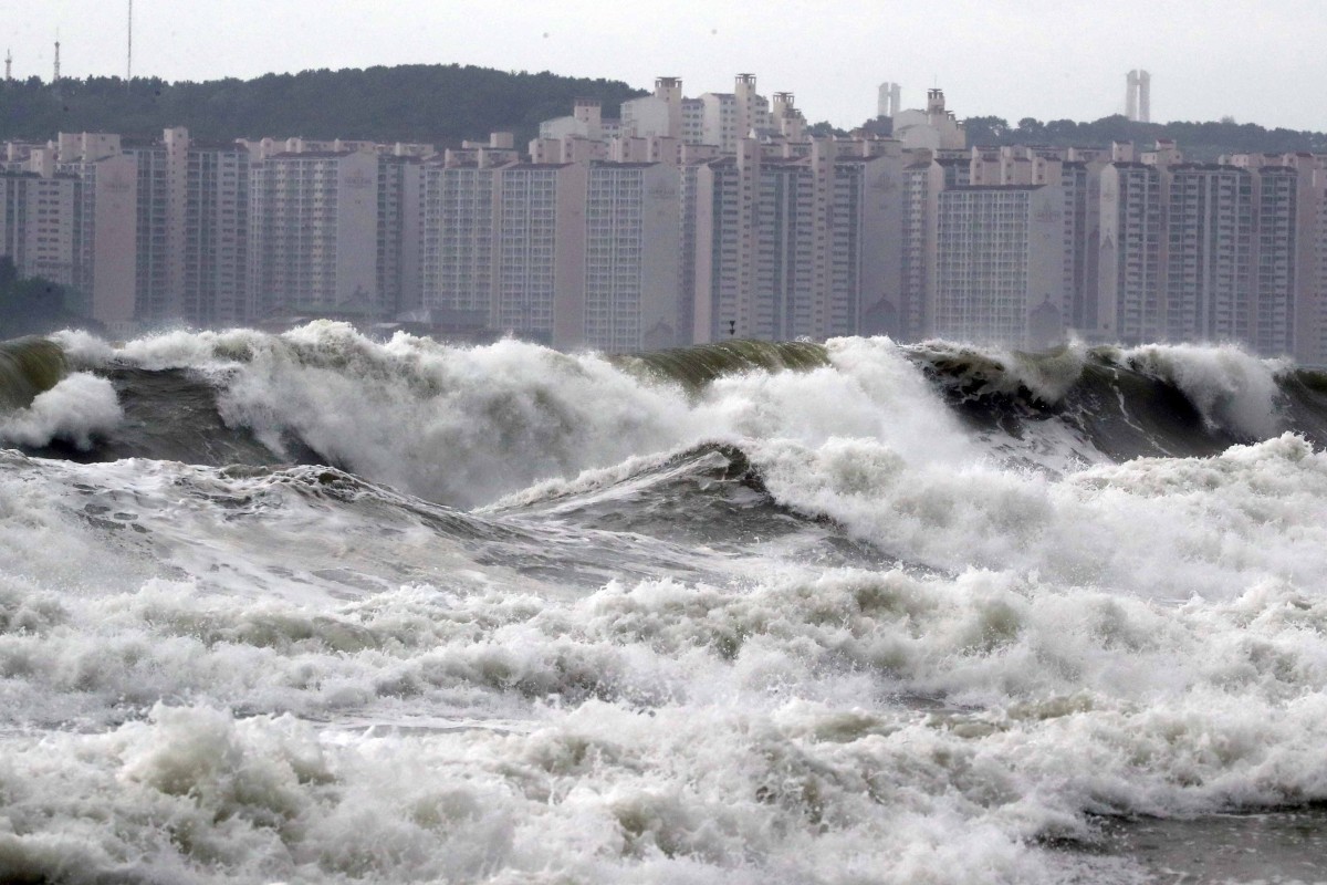 Typhoon leaves 2 dead, thousands of South Korean homes powerless