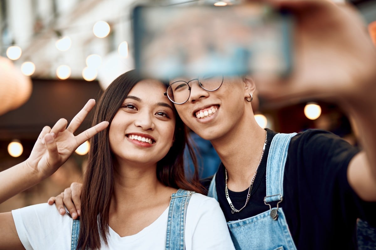 A cybersecurity awareness campaign in China has prompted a warning about criminals harvesting fingerprint information from a popular pose in pictures uploaded to the internet. Photo: Shutterstock