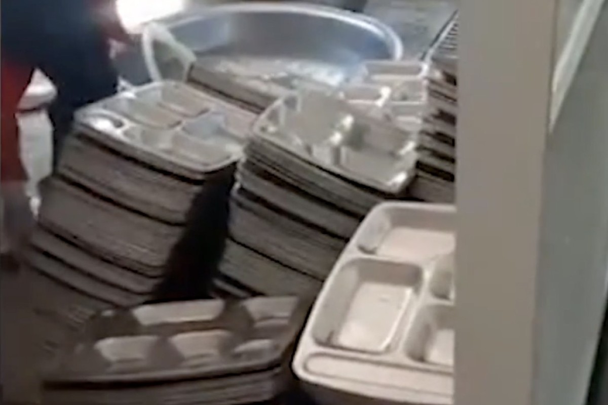 A primary school principal has been sacked after it emerged laundry detergent was used in the canteen to wash tableware. Photo: Thepaper.cn