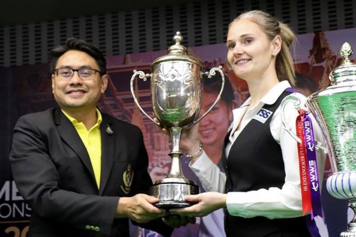 Reanne Evans receives the trophy after winning her 12th world women's snooker championship title in Bangkok. Photo: World Snooker