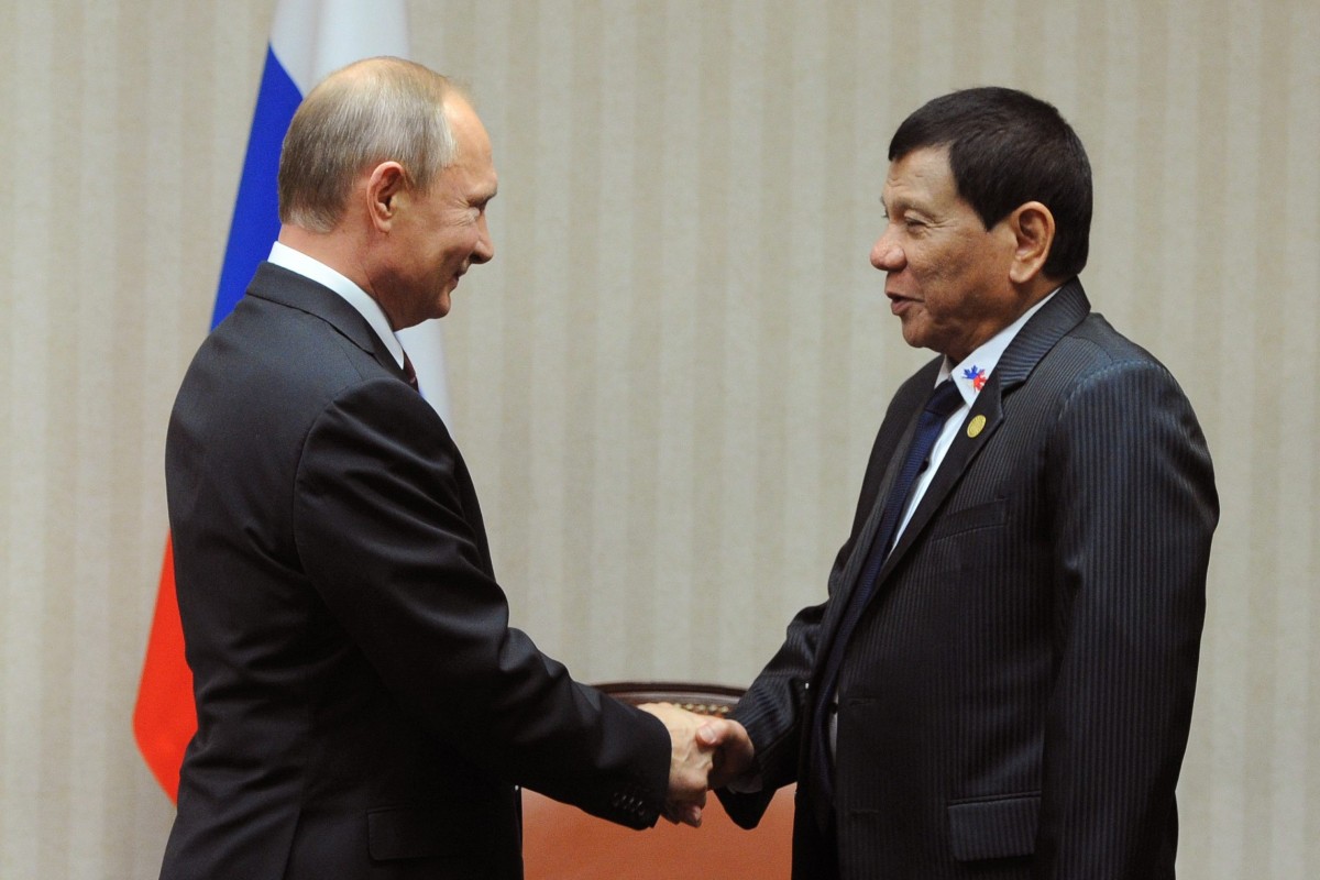 ロシアのプーチン大統領とロドリゴ・ドゥテルテ大統領は、ペルーでの2016年の会議で握手を交わした。 写真:EPA