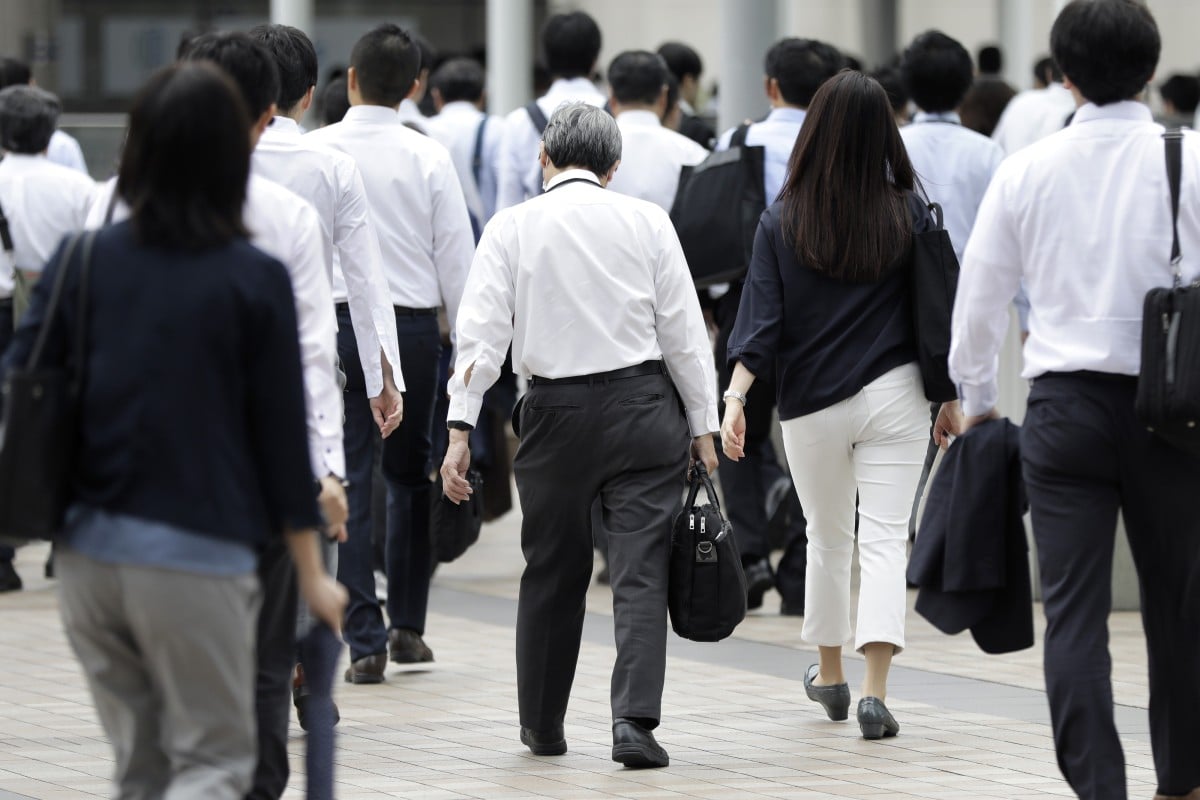 موظفون يابانيون يخرجون من عملهم | عبر بلومبرغ