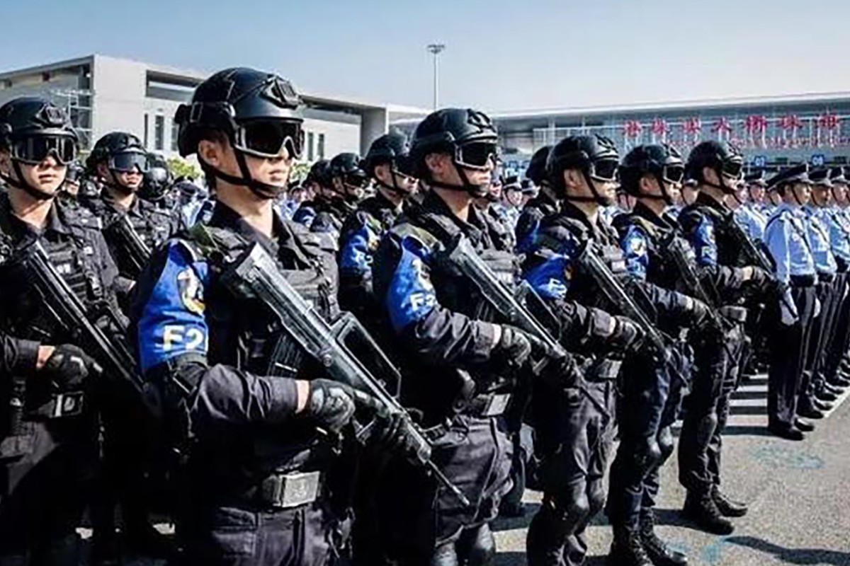 More than 1,000 police officers took part in the anti-terror drill in Zhuhai. Photo: Toutiao