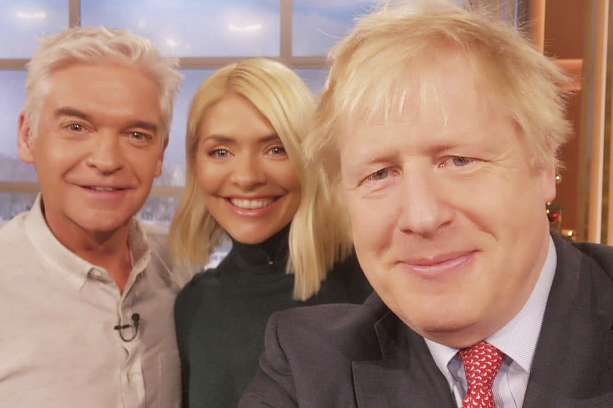Boris Johnson Uses Huawei Phone For Selfie After Hinting At Uk Ban South China Morning Post