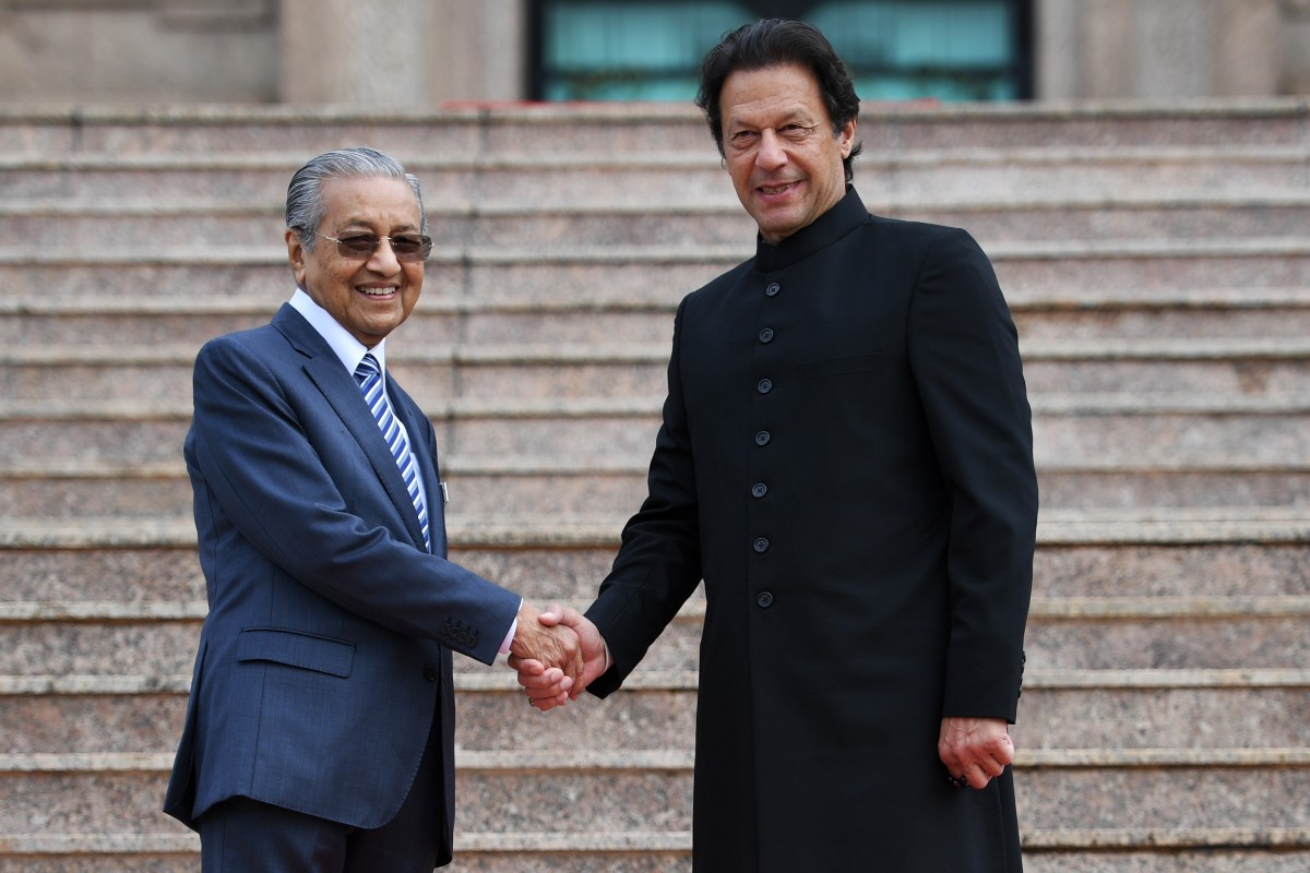 Malaysia’s Prime Minister Mahathir Mohamad shakes hands with his Pakistani counterpart Imran Khan during a 2018 meeting in Putrajaya. Photo: AFP