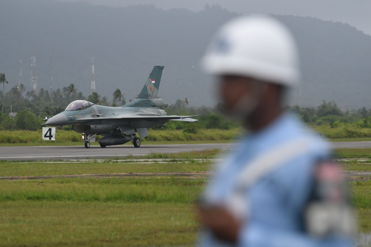 An F-16 C fighter jet arrives at Raden Sadjad military airbase on Natuna Island. Photo: Reuters