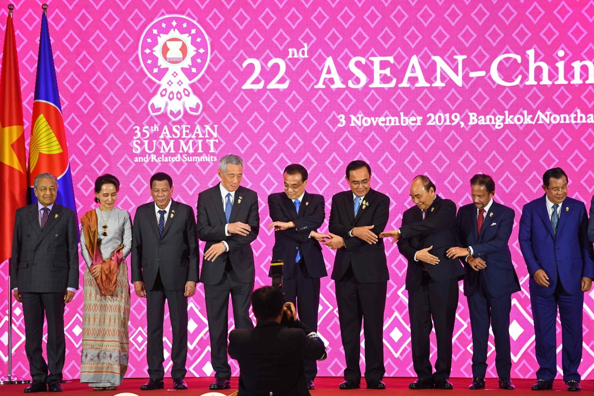 China’s Premier Li Keqiang (centre) poses for a group photo at the 22nd Asean-China Summit in Bangkok last November. Photo: AFP