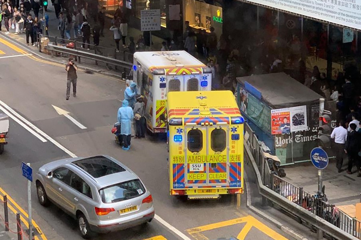 Petugas medis membawa pasien yang diduga terinfeksi virus corona di Hong Kong 