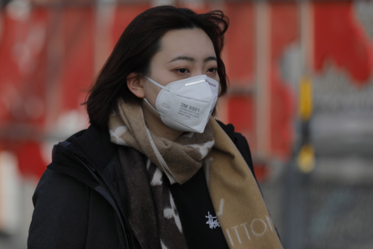 Seorang penumpang kereta di Stasiun Beijing terlihat mengenakan masker pada Jumat (24/1/2020).