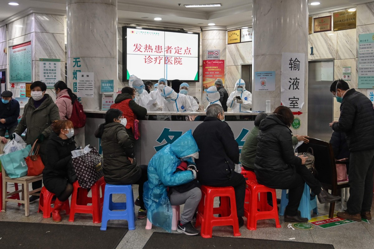 Para pasien ramai-ramai mendatangi rumah sakit di Wuhan untuk memeriksakan diri dan mendapatkan perawatan.
