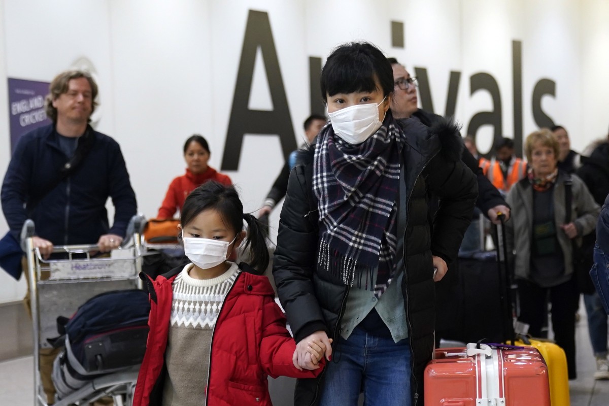 Penumpang mengenakan masker saat tiba di Bandara Heathrow, London, Inggris. Kasus Virus Corona di Eropa pertama dilaporkan pada Jumat (24/1/2020).