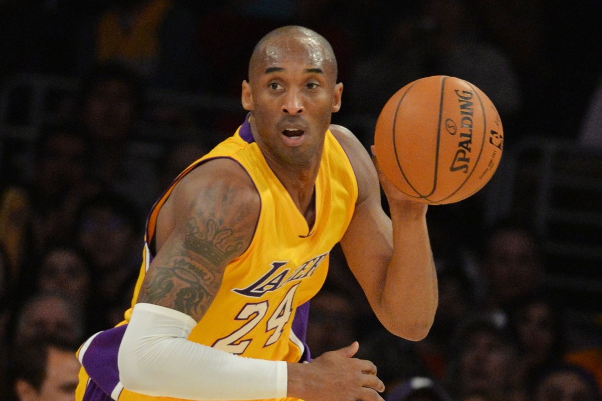 kobe bryant playing basketball
