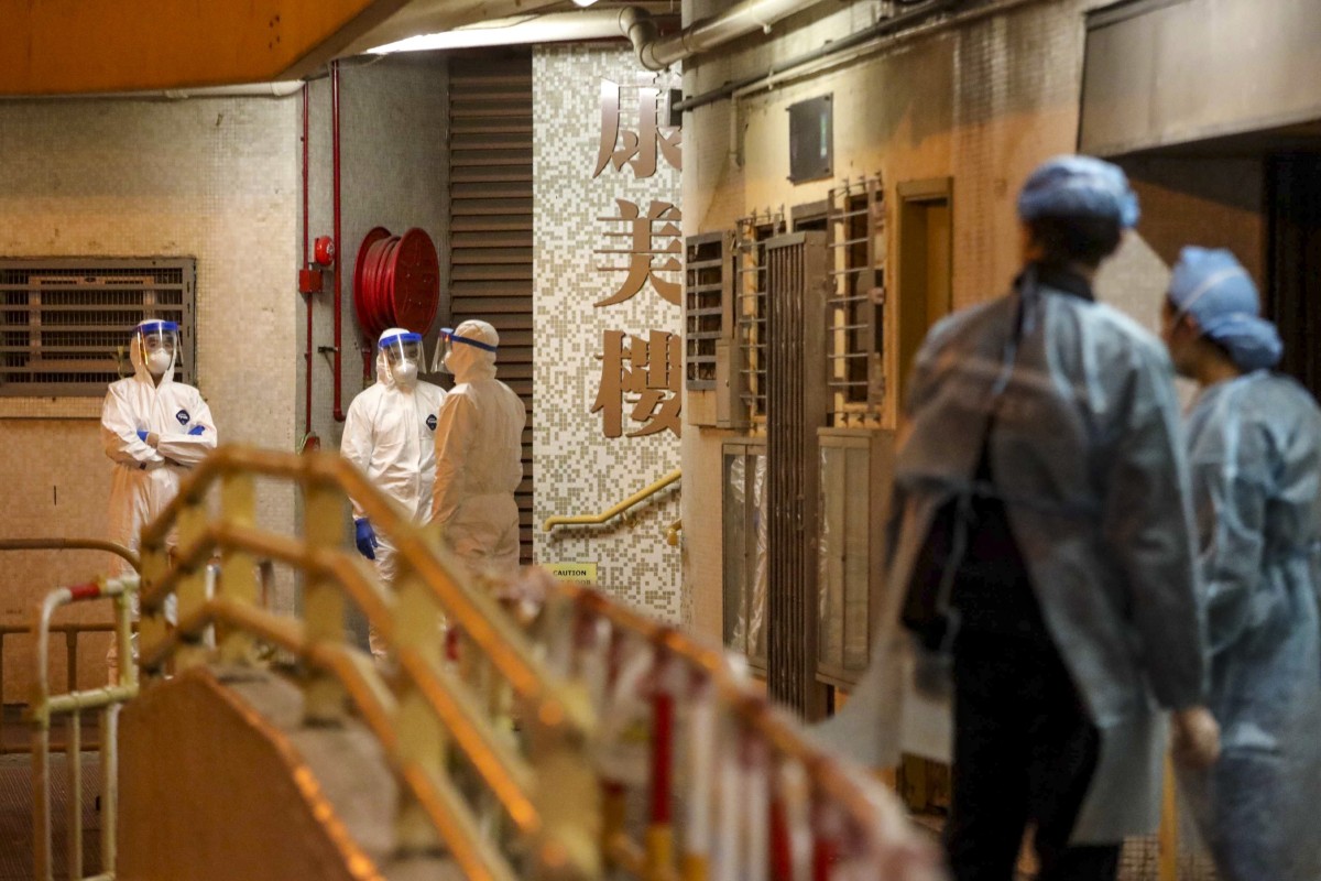 Health workers outside the exit of Hong Mei House in Cheung Hong Estate. Photo: Felix Wong