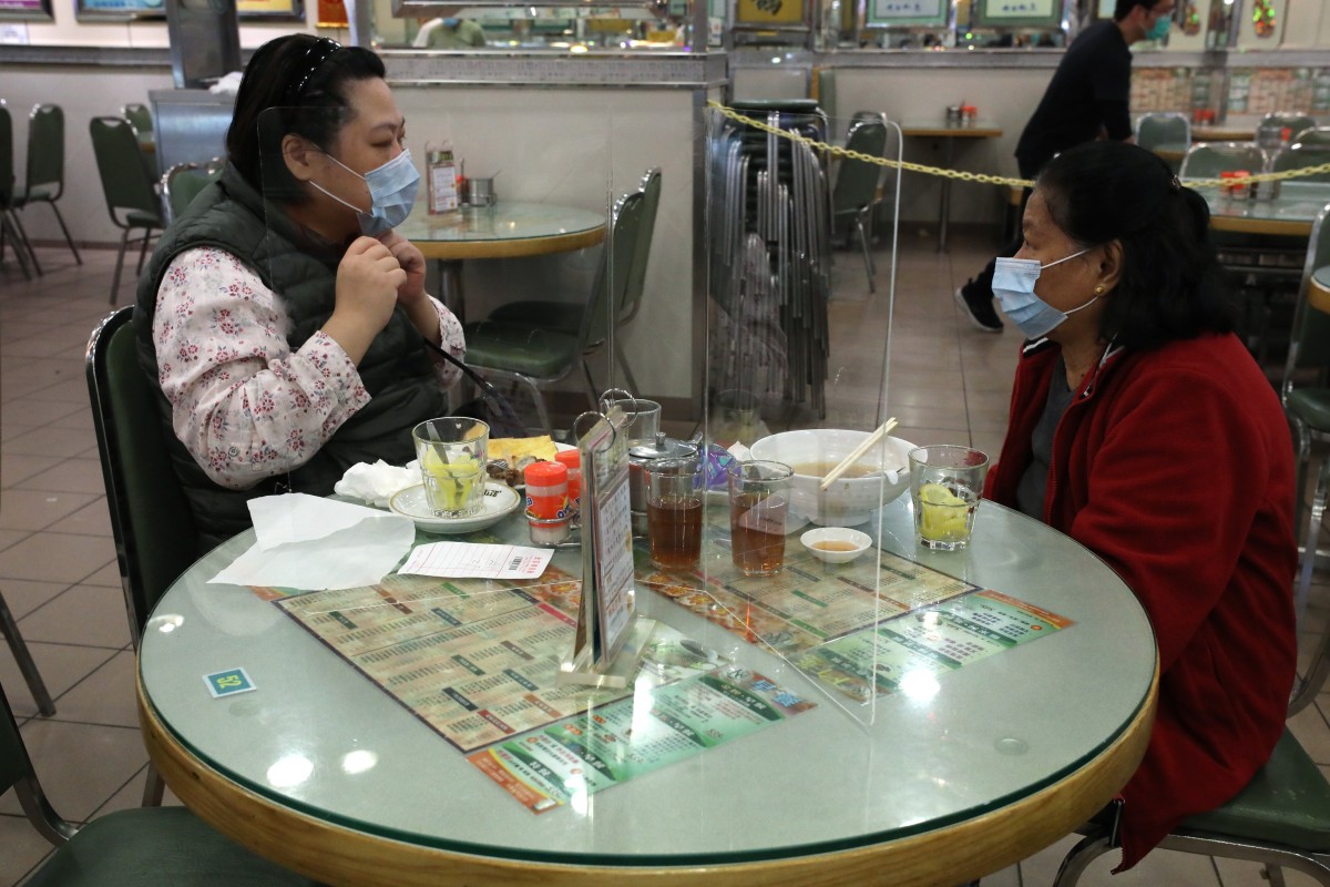 Restoran di Hong Kong memasang pembatas antar pengunjung