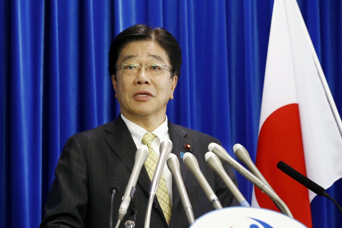 Menteri Kesehatan Jepang Katsunobu Kato telah mengumumkan kematian pertama negara itu terkait wabah coronavirus.