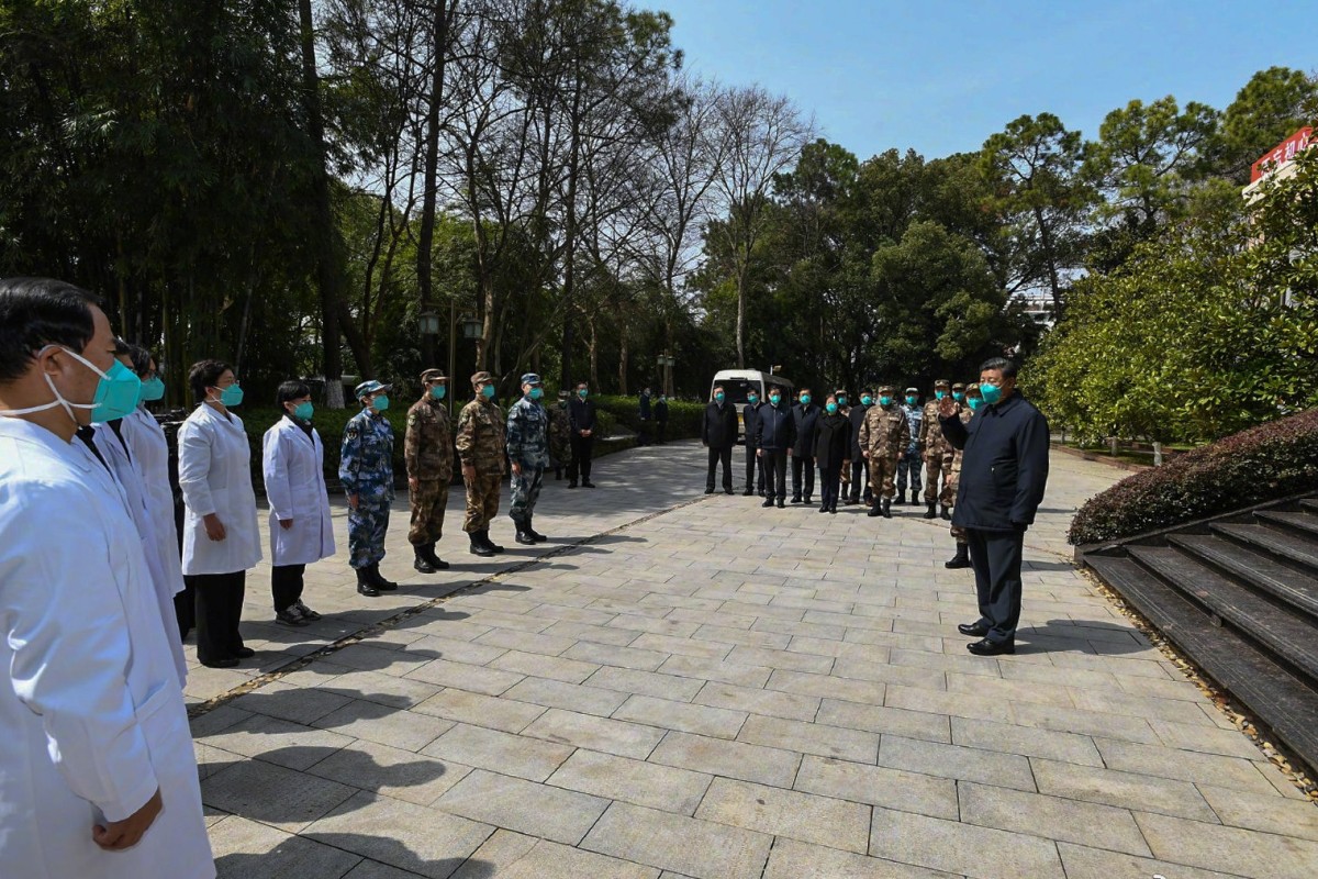 Presiden Cina Xi Jinping mengunjungi Rumah Sakit Huoshenshan di Wuhan, provinsi Hubei, pada hari Selasa. 