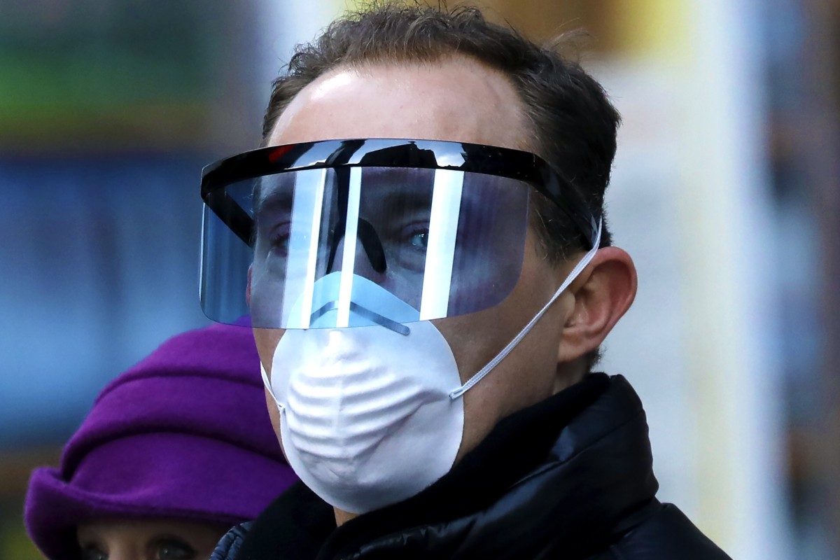 Um homem usa uma máscara protetora em Nova York, onde o governador Andrew Cuomo ordenou que todas as empresas não essenciais do estado fechem e que trabalhadores não essenciais fiquem em casa.  Foto: EPA